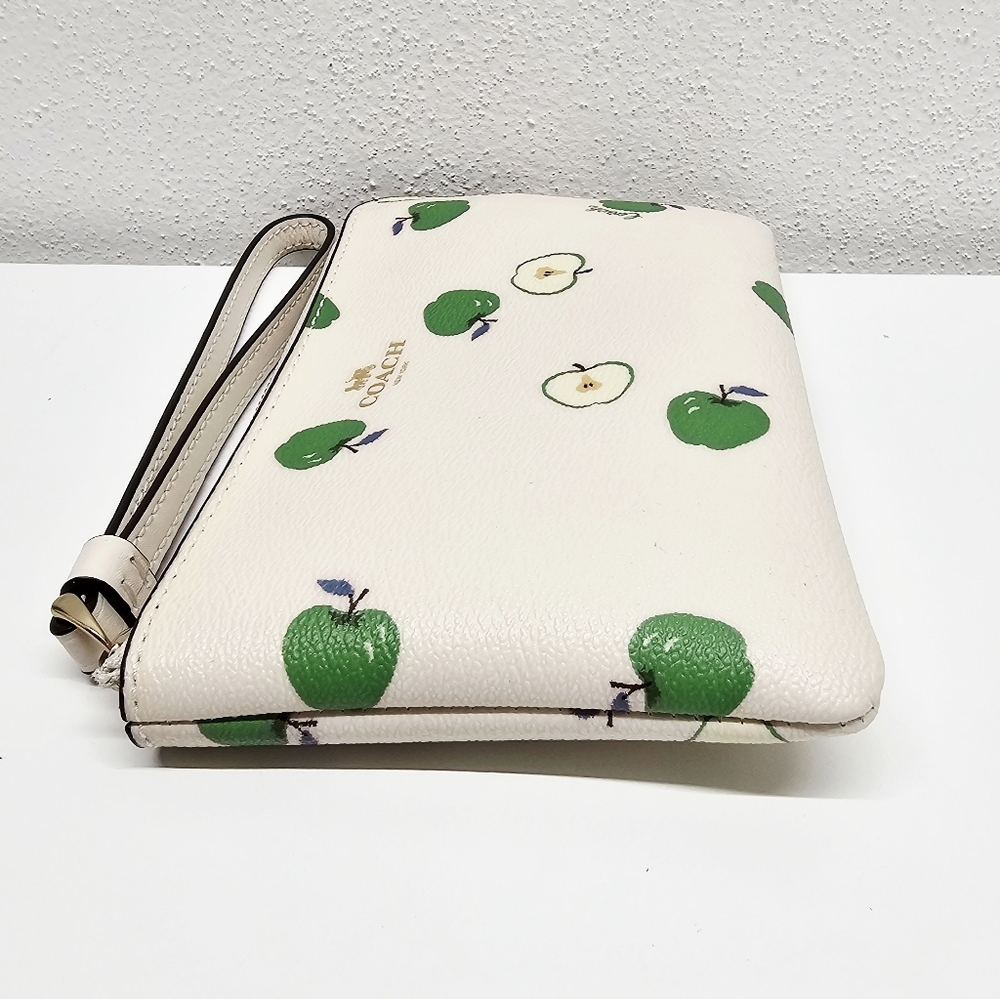 Coach Corner Zip Wristlet Green Apple Print D2178. Retails $78 - Picture 7 of 12